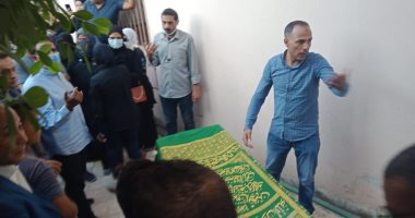 صلاة الجنازة على جثمان الطفلة منة الله ضحية حادث الدهس بمسجد العامري بريروط.. فيديو