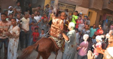 طقوس ليلة الحنة جنوب الأقصر و"دش حنة" للعريس ليلة زفافه منذ عشرات السنين.. صور