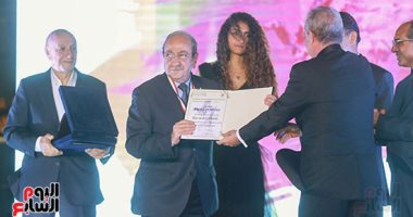 دريد لحام يتسلم وسام عروس البحر المتوسط بختام مهرجان الإسكندرية السينمائى