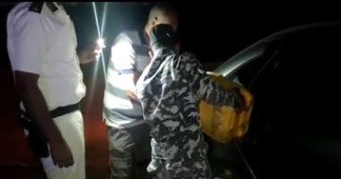 الأمن الإنساني..الشرطة تساعد مواطنا تعطلت سيارته بطريق السويس