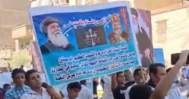 أعضاء الكنيسة ينظمون مسيرة وداع بشوارع إدفو حدادا على مطران أسوان..صور