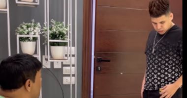 عبد الباسط حمودة وعمر كمال في مشهد طريف بعنوان "خدت إيه".. فيديو