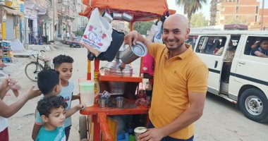 "أحمد" مهندس مساحة فى المنوفية أيام الأسبوع وبائع عرق سوس الجمعة.. لايف وصور