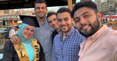 مفيش حاجة مستحيلة.. شاب يروى قصة كفاح والدته للتخرج من كلية الحقوق.. صور