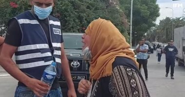 تونسية باكية أمام البرلمان التونسى: "بجاه ربى لا ترجعوا النواب".. فيديو