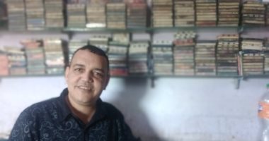 أقدم محل لبيع الكاسيت بالصعيد يحكى رحلة الأغنية من السيرة الهلالية للمهرجانات.. فيديو