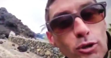 ومن الصحافة ما حرق.. صحفى يفقد يده فى حمم بركان لا بالما لإخبار مشاهديه بدرجة سخونتها