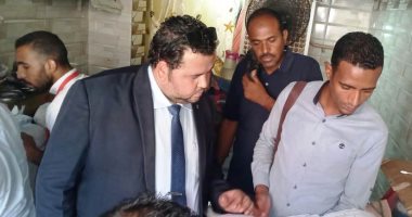 تحرير 4 محاضر مخالفة وإعدام مواد غذائية غير صالحة بأسوان.. صور