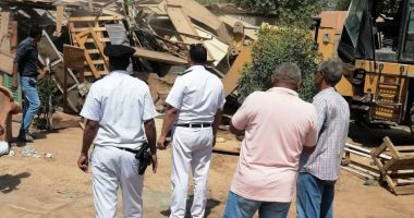 إزالة 30 عشة ومبنى عشوائى بمساحة 1700 متر بمنطقة الصداقة القديمة بأسوان.. صور