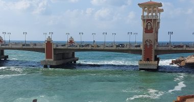 أجواء الخريف بنكهة الشتاء وانخفاض الإقبال على شواطئ الإسكندرية.. فيديو وصور