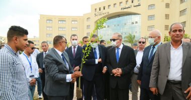 "مبادرة هنجملها".. محافظ كفر الشيخ ورئيس الجامعة يزرعان الأشجار.. لايف وصور