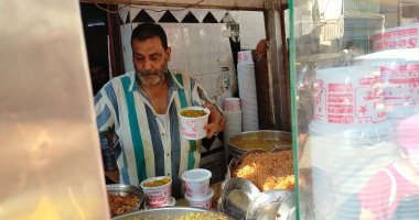حكاية أبو كريم أقدم بائع كشرى بطنطا فى الغربية أغلى طبق بـ5 جنيهات.. صور