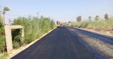 رصف طريق بنى صالح كمين تلت واستكمال الأعمال بوحدة مرور مركز الفشن.. صور