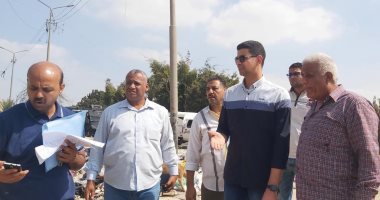 نائب محافظ القليوبية يقود حملة لإزالة التعديات على الترع بشبرا الخيمة.. صور