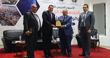 تكريم الإعلامي أيمن عدلي بالمنصورة بعد محاضرة عن الوعي المعلوماتي