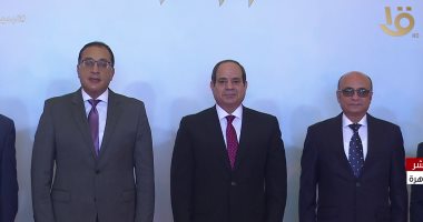 الرئيس السيسى يلتقط صورة تذكارية مع المشاركين باحتفال يوم القضاء المصرى
