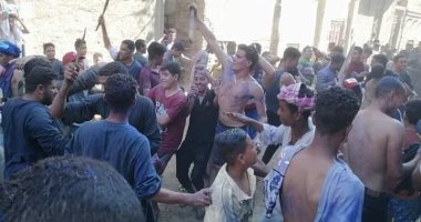 ضبط 4 شباب في واقعة الرقص بسيوف وطفايات حريق أثناء نقل عفش بقنا