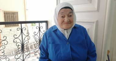 55 سنة ماغبتش يوم من شغلها.. أم محمد أشهر عاملة فى مدرسة ببورسعيد.. لايف وصور