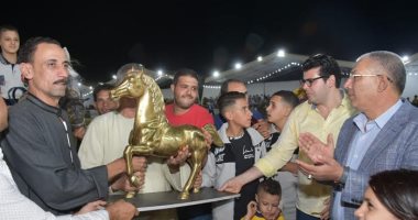 منح الفائزين بمسابقة تراث الخيل بمهرجان الشرقية للخيول مجسمات لأحصنة جامحة