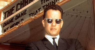 بعد 25 عاما.. توم هانكس يروى ذكرياته مع تشارليز ثيرون فى That Thing You Do.. صور