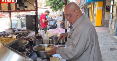 عم ماهر أقدم بائع فول فى شارع الجيش: الطلب بـ10 جنيه والساندوتش بـ3 "فيديو"