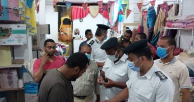ضبط 7 محلات تجارية خالفت مواعيد الغلق الجديدة في مدينة إسنا.. صور