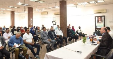صور.. رئيس جامعة الأقصر يبحث سبل تفعيل تحويل الكتاب الورقي إلى الكترونى