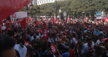 تونس تنتفض لدعم قرارات الرئيس قيس سعيد.. الآلاف يتظاهرون بـ"الحبيب بورقيبة" لحل البرلمان ومحاكمة "العصابة الإخوانية".. وقيادى بحركة الشعب يطالب بفتح ملف فساد راشد الغنوشى.. والهتافات تدعو لإسقاط حركة النهضة