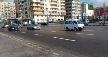 طقس متقلب ورياح وارتفاع أمواج وراية حمراء على شواطئ الإسكندرية.. لايف