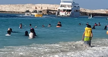 باى باى يا بحر.. عشاق شواطئ مطروح يودعونها فى آخر أسبوع للمصيف.. لايف وصور