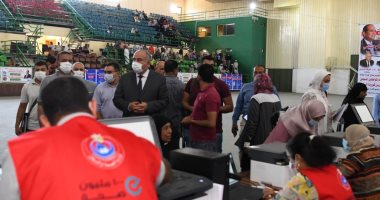محافظ قنا يتابع أعمال تطعيم المواطنين بلقاح كورونا
