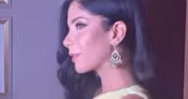 بعد الفستان الأسود.. منى زكى تواصل خطف الأنظار بفستان أصفر اللون
