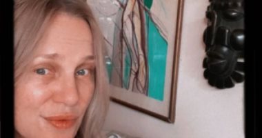 شيرين رضا فى إطلالة بسيطة و"بغبغان" يقف فوق رأسها