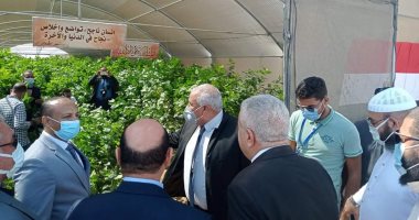 محافظ الوادى الجديد يتفقدون مشروع واحة الحرير بمدينة الخارجة.. صور