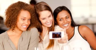 لو لسه جديد فى المكان.. 5 نصائح لتكوين صداقات ناجحة.. أبرزها السوشيال ميديا