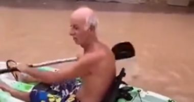 مشهد طريف لرجل يتجول بزورق مطاطى فى شوارع عمان بعد الإعصار شاهين..فيديو وصور