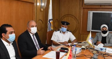 محافظ قنا يناقش سبل إزالة التعديات على مجرى النيل والترع والأراضى الزراعية