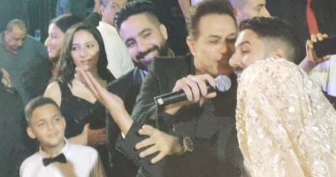 المطرب حكيم يشارك في إحياء حفل زفاف نجل شقيق حميد الشاعرى