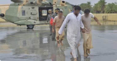 سلاح الجو العمانى ينقذ مواطنين فى شمال وجنوب الباطنة.. فيديو