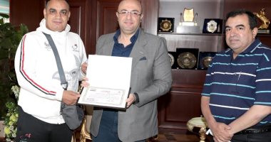 محافظ بنى سويف يكرم لاعب منتخب مصر أفضل ليبرو فى العالم بكرة الطائرة "جلوس" 