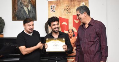 رئيس المهرجان القومى للمسرح يسلم الشهادات للمشاركين بورشتى الإخراج والتمثيل