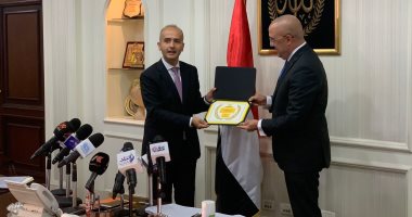 وزير الإسكان يتسلم أعرق جائزة للمستوطنات البشرية بالعالم من الأمم المتحدة.. الجزار: المجتمعات العمرانية حظيت بدعم غير محدود من الرئيس السيسى.. يتم إنشاء 25 مدينة جديدة فى 7 سنوات.. والميزانية ارتفعت 20 ضعفًا