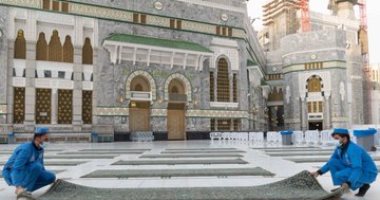 "أوميكرون" يعيد فرض الإجراءات الصحية المشددة بالحرمين.. تكثيف عمليات التطهير.. 11 روبوت لتعقيم المسجد الحرام يوميا.. و"شئون الحرمين" تعيد ملصقات التباعد الجسدى بسبب المتحور