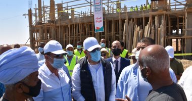 وزير الإسكان يتفقد مشروعات الصرف الصحى بقرى "حياة كريمة" بأسوان.. فيديو وصور
