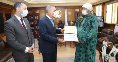 محافظ كفر الشيخ ونائبه يكرمان " رضا وفايزة" لتميزهما فى مجال عملهما.. صور