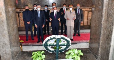 الرئيس السيسى يضع أكاليل الزهور على قبر الجندى المجهول وجمال عبد الناصر والسادات
