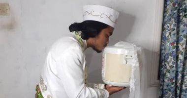 جوازة عجيبة.. إندونيسى يتزوج آلة طبخ الأرز ويطلقها بعد 4 أيام.. صور