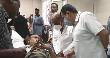 السكرتير العام المساعد بأسوان يطمئن على مصابى حادث الطريق الزراعى