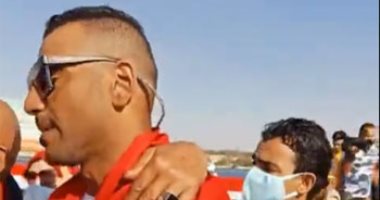التيارات العنيفة تمنع السباح سيد باروكى من عبور قناة السويس الجديدة بعد قطع 18كيلو ..لايف وصور