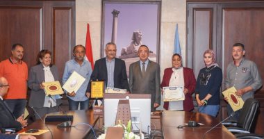 محافظ الإسكندرية يكرم العاملين المميزين بمديرية التموين وحى شرق